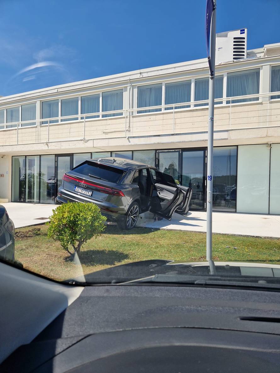 Krenula s parkinga i zabila se ravno u izlog čarter kompanije: 'Pomela je i ukrasni kamen'