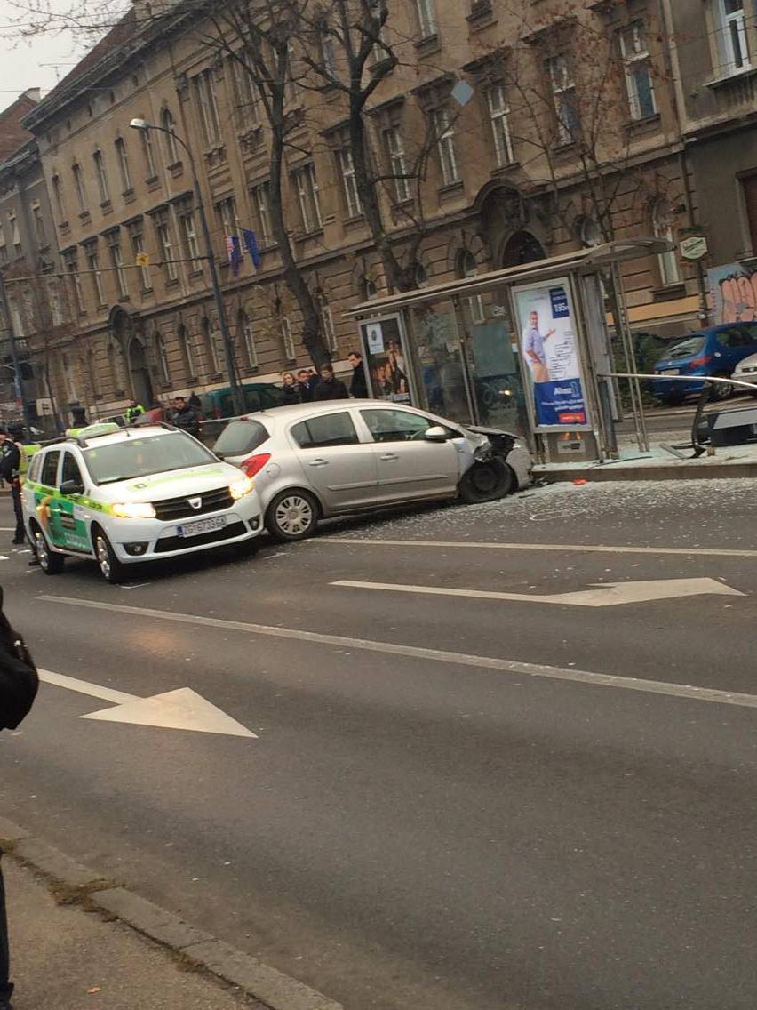 Prelazila cestu na crveno pa ju je udario auto i teško ozlijedio