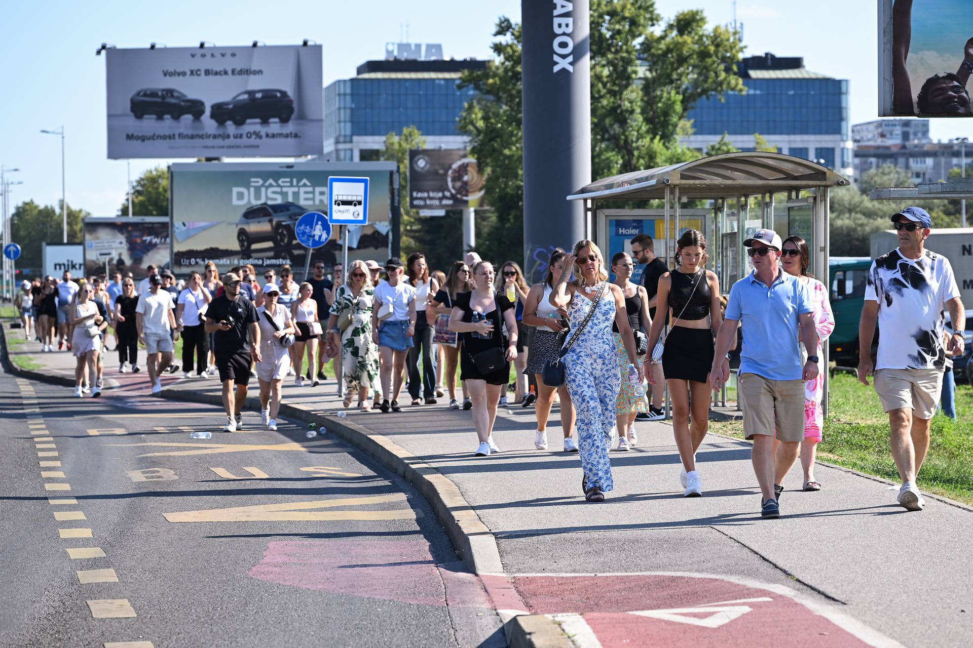 Zagreb: Na Hipodromu se okupljaju fanovi Eda Sheerana gdje će se večeras održati koncert