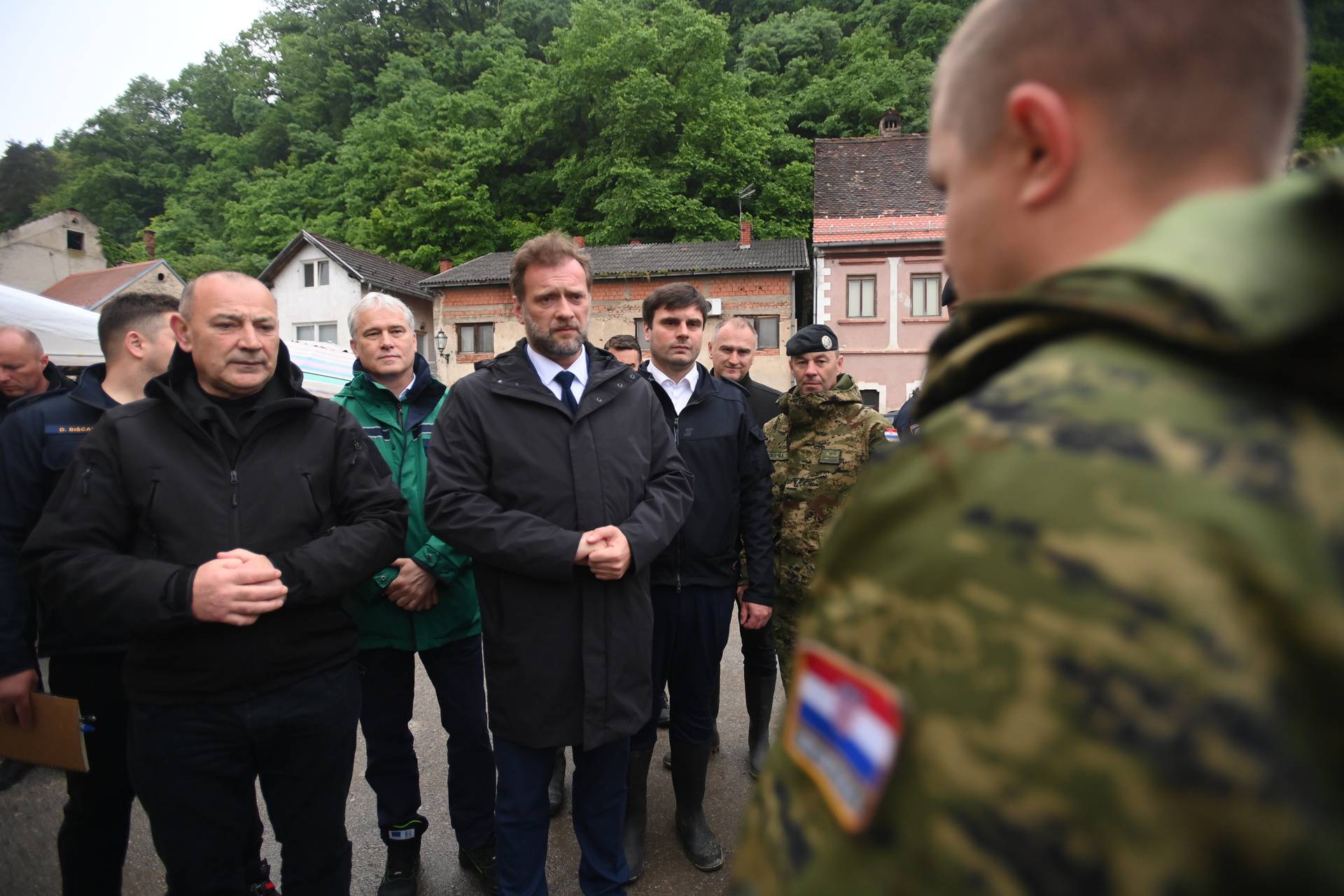 Hrvatska Kostajnica: Medved i Banožić obišli grad i razgovarali s vojskom