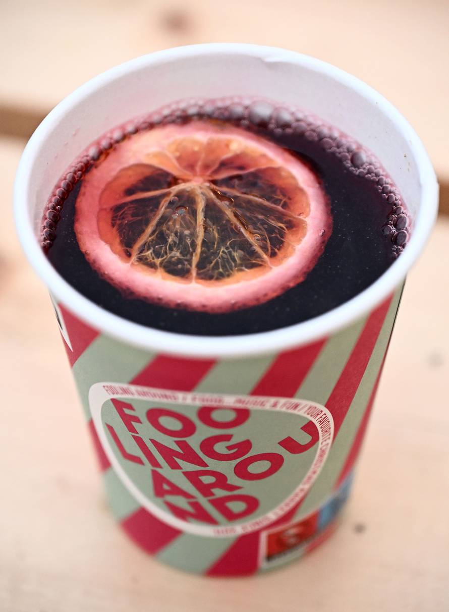 Veliki gastro vodič po Adventu u Zagrebu: Evo gdje pojesti dobre fritule i kobasice i za koji novac