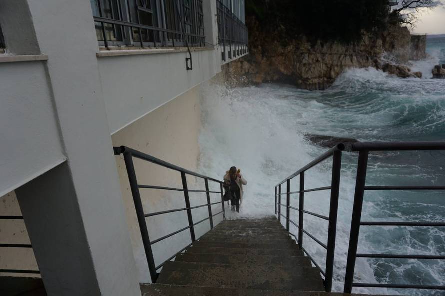 Tragično novogodišnje kupanje: Dva kupača utopila se u Rijeci