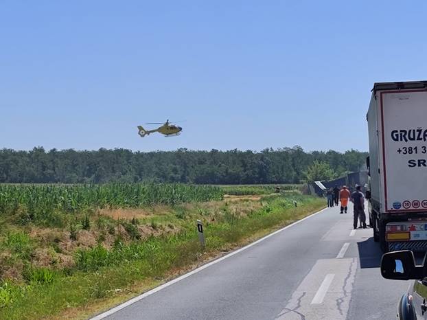 Strašne scene s mjesta sudara: Kamion u kanalu, jedan mrtav. Helikopter ide po ozlijeđenog...