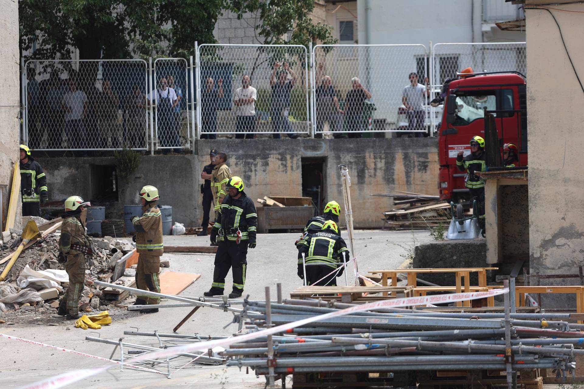 Pao strop u brodogradilištu u Trogiru, jedna osoba je zarobljena pod ruševinama