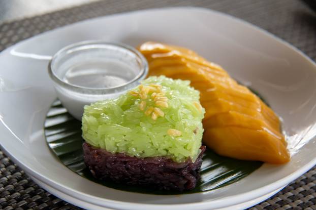  mango  sticky rice on white plate 