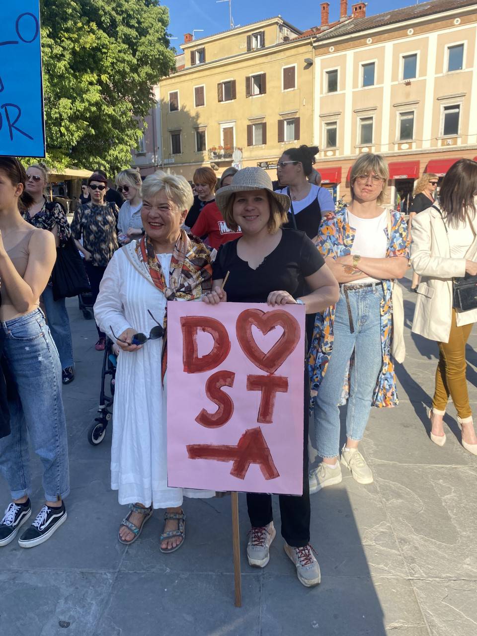 Gotov prosvjed: Građani diljem Hrvatske pružili podršku Mireli