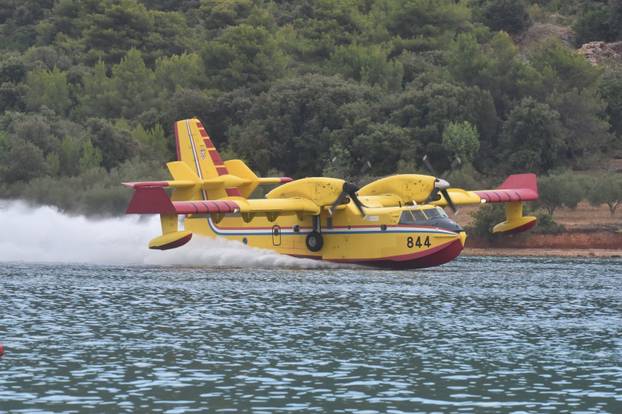 Turisti s plaže u Grebaštici s neposredne blizine promatrali kanadere kako uzimaju vodu za gašenje požara