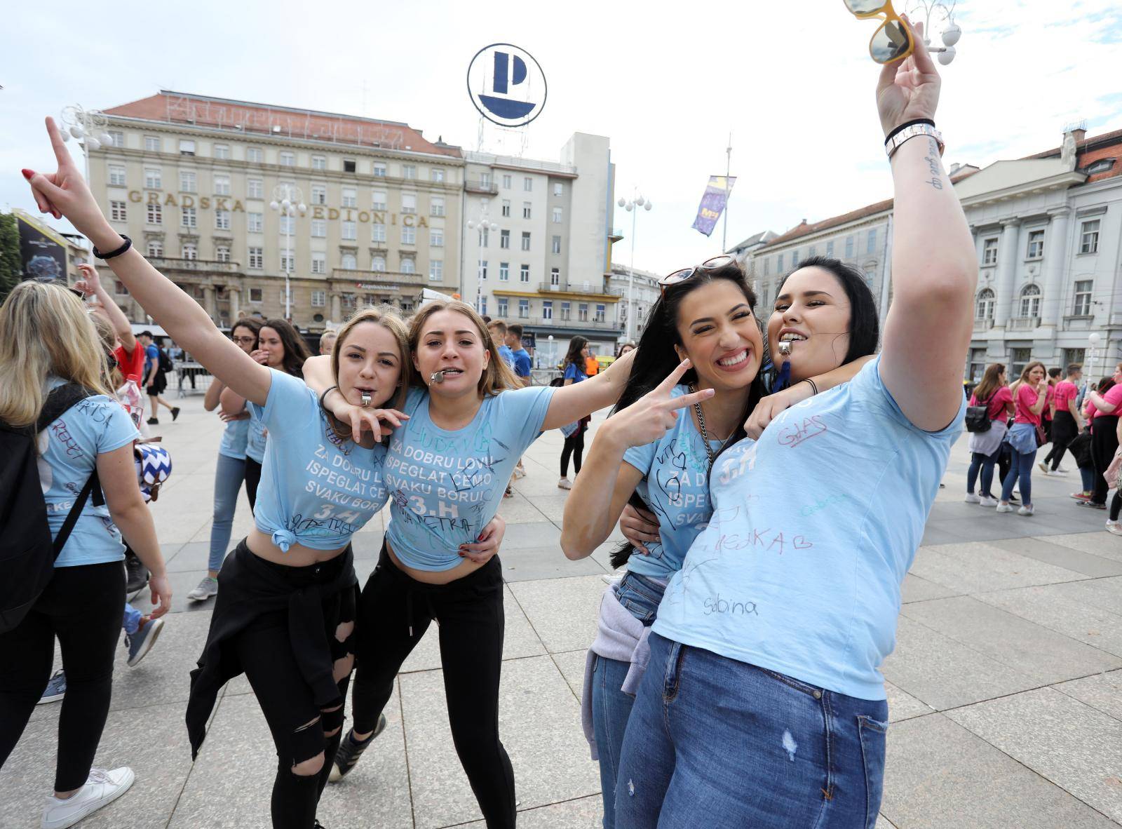 Zagreb: Okupljanje maturanata na Trgu bana JelaÄiÄa