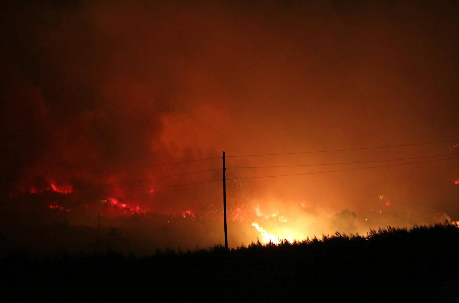 Besana noć pred vatrogascima: Počeli su evakuirati stanovnike