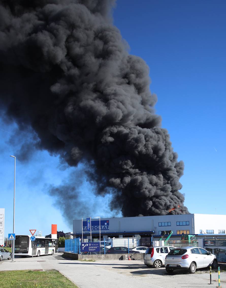 Sveta Nedelja: Požar u skladištu guma, hitne službe su na terenu