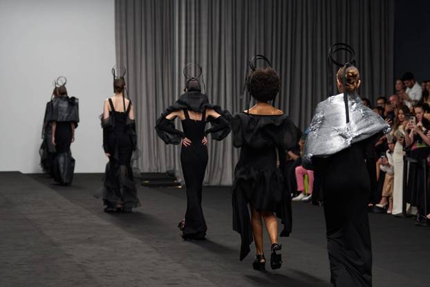 Divne kreacije: Pogledajte reviju Ksenije Vrbanić u Dubaiju