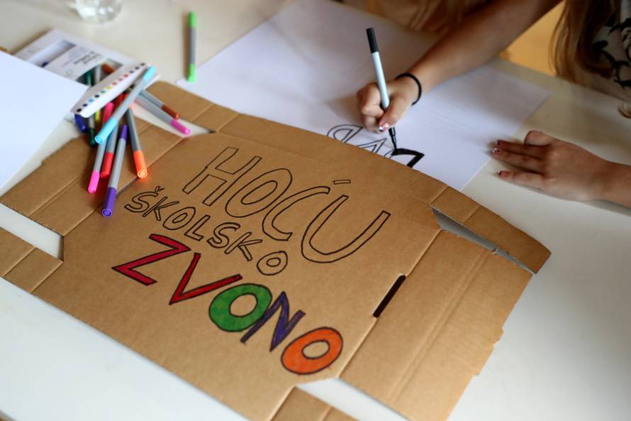 Zagreb: Djeca iz Donjeg Dragonošca pripremaju transparente za sutrašnji bojkot nastave