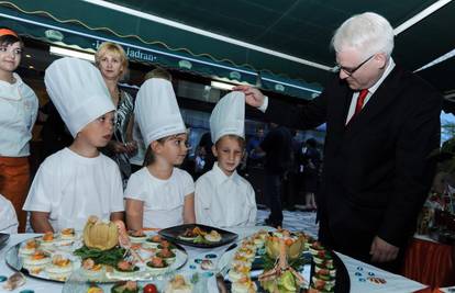 Djeca u Šibeniku poslužila su Ivi Josipoviću koktel