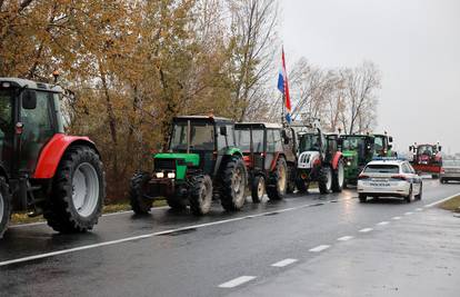 Traktori usporavaju promet kod Đakova: 'Ovo je mirni prosvjed'