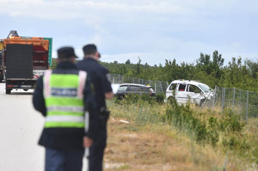 Pirovac: Više osoba ozlijeđeno u izlijetanju vozila, a potom i naletu vozila na djelatnike HAC-a