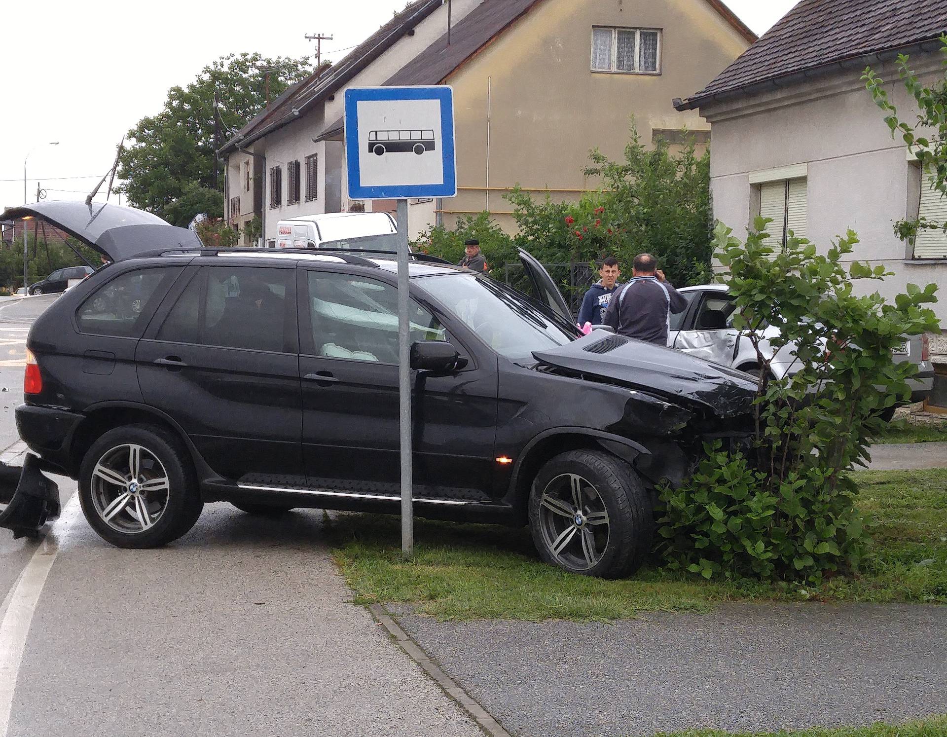 Išli na svadbu: BMW-om sletio s ceste, udario u kombi i znak