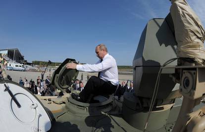 Putin napravio đir po tenku na izložbi vojne opreme u Rusiji