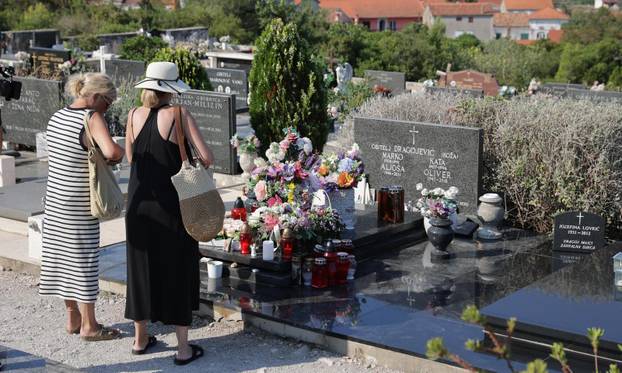 Vela Luka: Polaganje vijenaca na grob Olivera Dragojevića