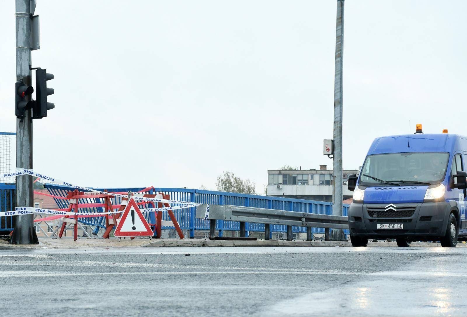 Sisak: VozaÄ automobila probio ogrdu mosta i pao na Å¾eljezniÄku prugu