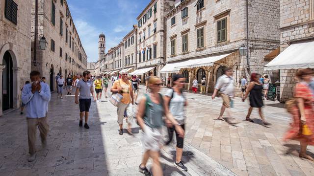 Brojni turisti na gradskim ulicama Dubrovnika