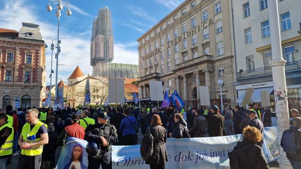 FOTO Molitelji po hrvatskim trgovima: Evo kako je bilo u Zagrebu, Splitu, Karlovcu...