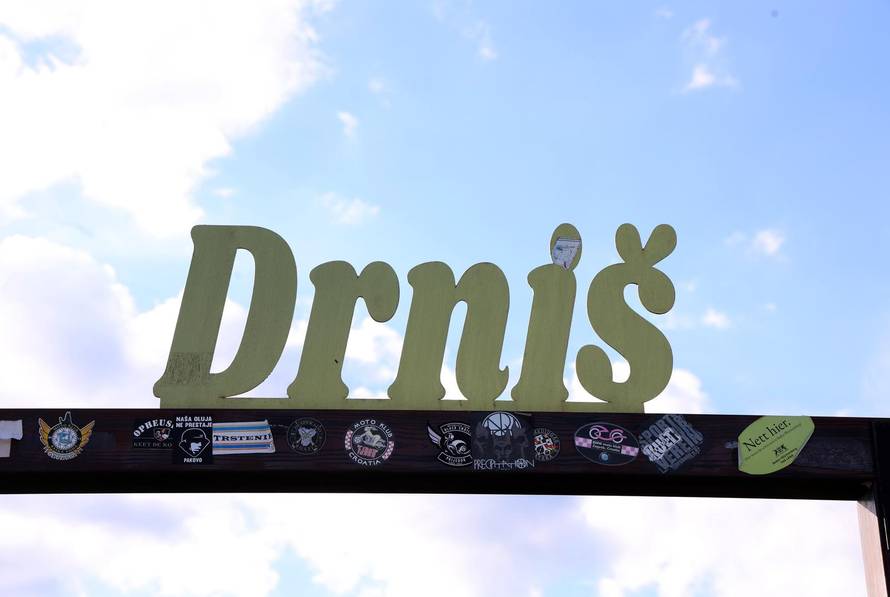 Drniš: Mirno okupljanje,prosvjed i molitva za ubijenog Luku Milovca