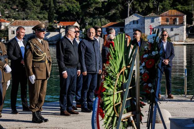 Drvenik Veli: Predsjednik Zoran Milanović položio je vjenac na spomen obilježju “Majka Domovina”