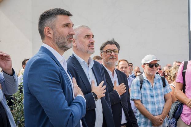Imotski: Otkriven spomenik Mati Parlovu ispred stadiona Gospin Dolac
