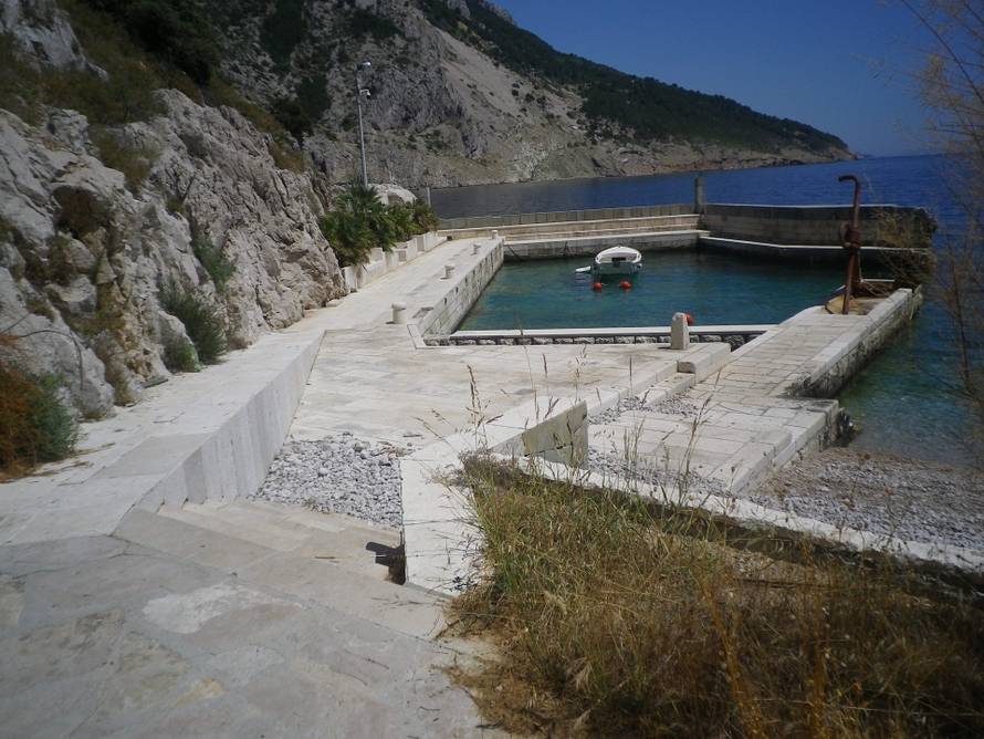 FOTO Gotovo rušenje bespravne gradnje u Vruji: Nestali jacuzzi i lukobran, ovako to sada izgleda