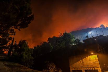 FOTO Vatrenoj stihiji gledaju 'u oči'. Pogledajte stravične scene s požarišta, širi se u dvije fronte