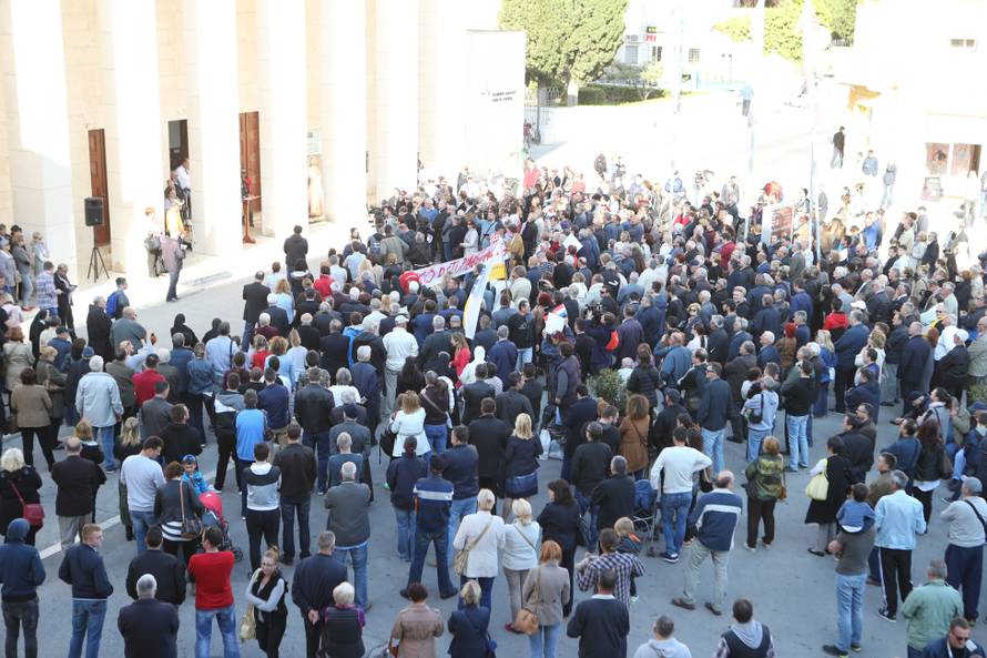 Policija izbacila HSP-ovce koji su ometali Frljićevu predstavu