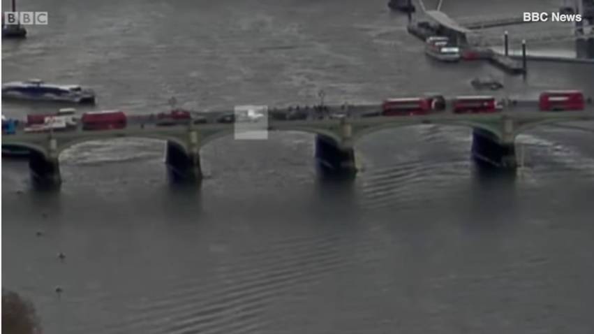 Šokantan video: Napadač jurio po mostu, žena skočila u rijeku