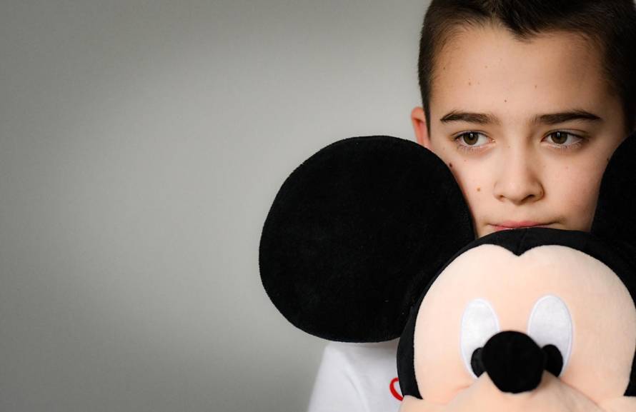 Ivano ima 12 godina, ide u peti razred, ima bijele tenisice, bicikl i Mickeyja Mousea. I autizam