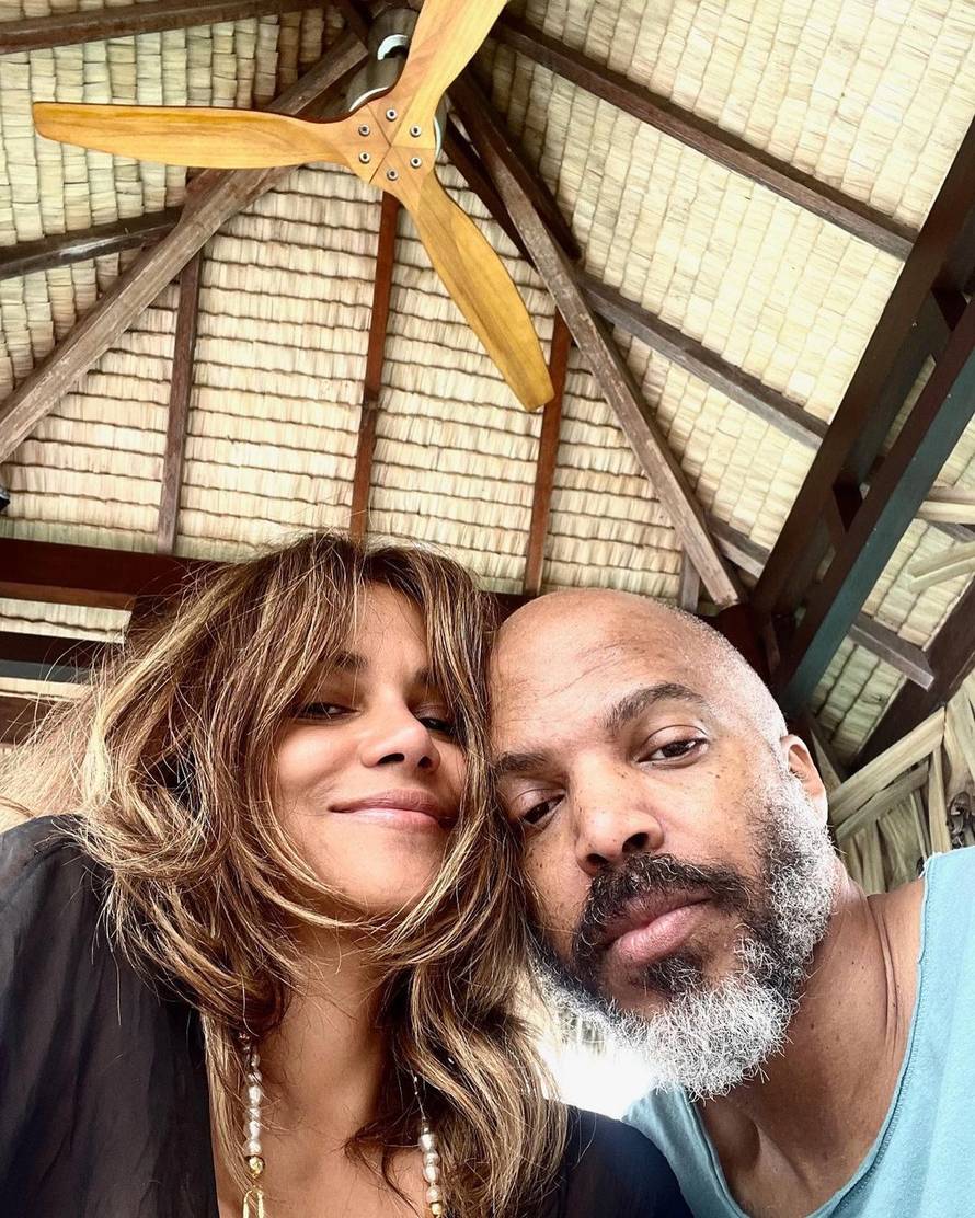 'Službeno je, internet više nije neporažen': Halle Berry i dečko se našalili, ništa od vjenčanja