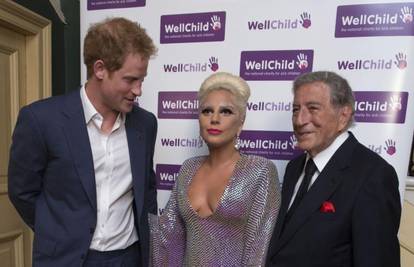 Nije im mogao odoljeti: Princ Harry zurio Lady GaGi u grudi