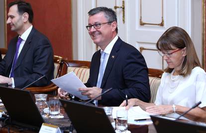 Orešković: Vlada funkcionira, ispunjavat ćemo svoje obveze