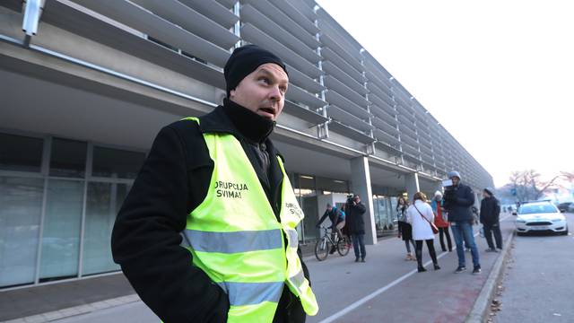 Zagreb: Dario Juričan ispred Holdinga pozdravljao zaposlenike i obratio se medijima