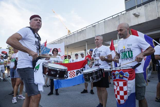 Zagreb: Okupljanje prosvjednika Hodaj za Liku, hodaj za Hrvatsku