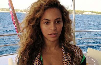 Beyonce uživala u Francuskoj: Istaknula je dekolte u bikiniju