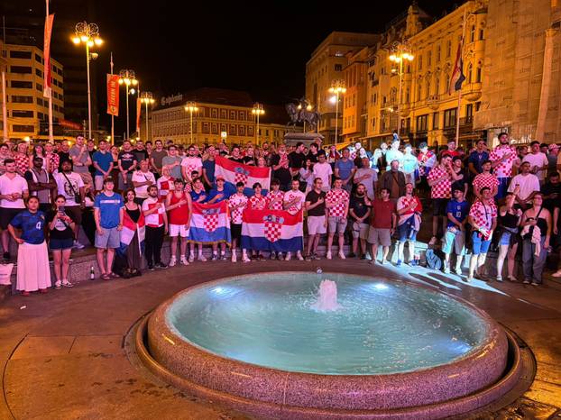 FOTO/VIDEO Ovako Hrvati na trgovima usred noći navijaju i strepe zbog utakmice 'vatrenih'