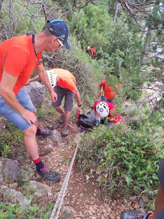 Muškarac pao s litice u blizini Selca i poginuo, tijelo morali izvlačiti HGSS-ovci
 