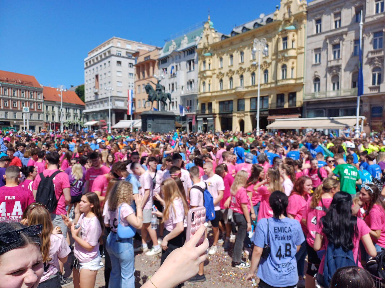 UŽIVO Ovako se slavilo u Zadru, Osijeku, Zagrebu: Jedni plesali kolo, a drugi skakali u more...