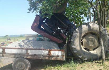 U zadnji trenutak skočio s traktora i izbjegao nesreću