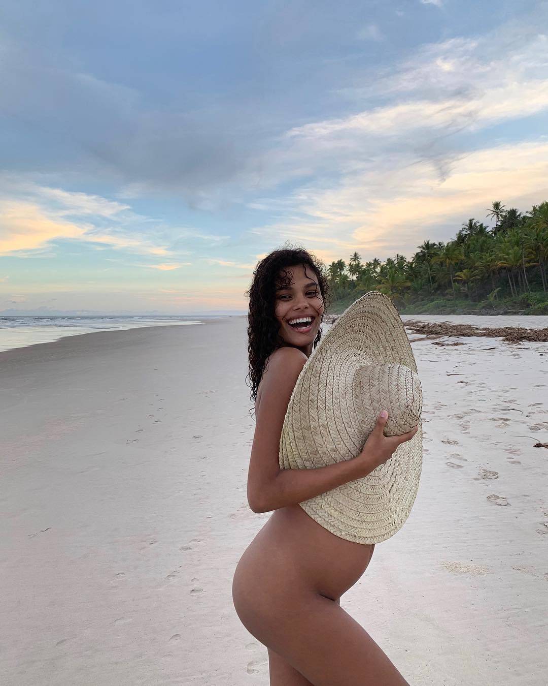Gola na plaži: Casselova žena poželjela je sretnu Novu 2019.