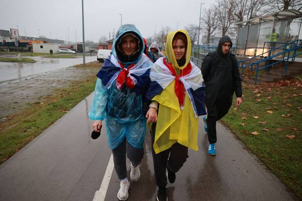 Vukovar: Okupljanje građana prije početka kolone sjećanja povodom obilježavanja Dana sjećanja na žrtve Domovinskog rata i Dana sjećanja na žrtvu Vukovara i Škabrnje 