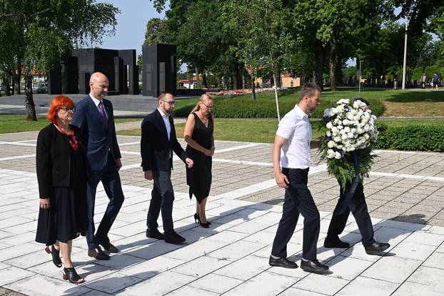 Zagreb: Izaslanstvo Grada odalo počast žrtvama  na Partizanskom groblju