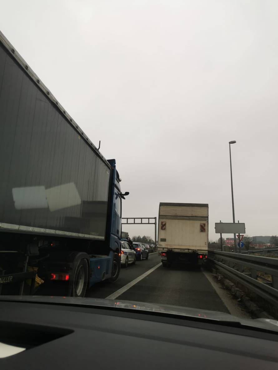 Kaos na zagrebačkoj obilaznici zbog prometne! 'Nikad nije bila ovakva gužva, strašno je danas'