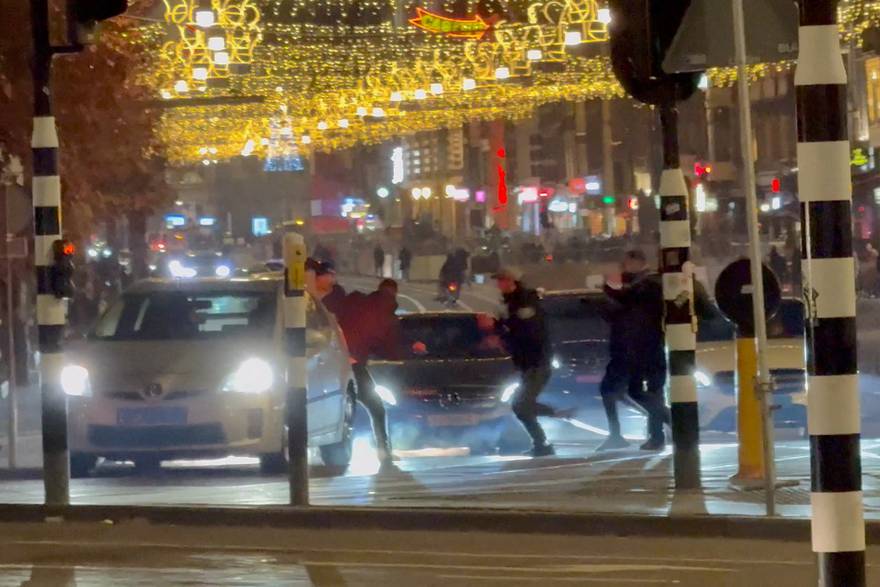 Sukob mladih s izraelskim nogometnim navijačima ispred glavnog kolodvora u Amsterdamu