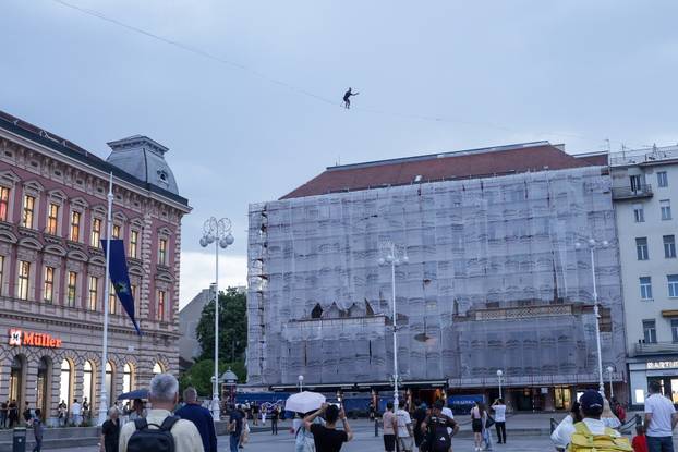 Zagreb: Pripreme za sutrašnji hod po žici održane unatoč kiši