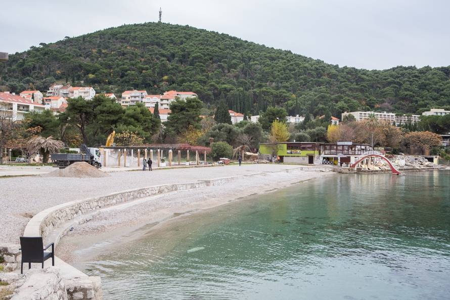Fekalije na plaži: Ubacili stalak za bicikle u sustav pa izazvali prelijevanje kanalizacije u more